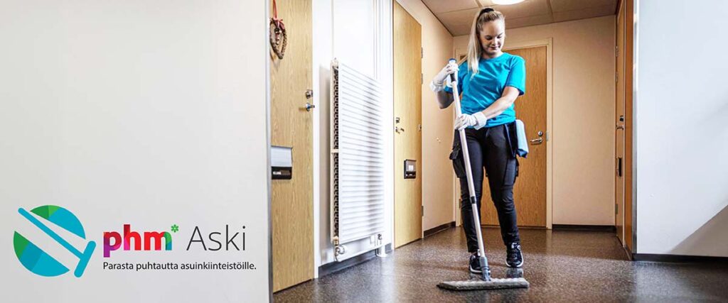 Nainen lakaisee rappukäytävää